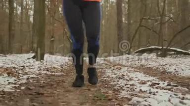 穿着紧身衣和在<strong>户外</strong>跑步的<strong>运动鞋</strong>的腿。 女腿在公园里跑。 冬天女人在森林里慢跑。